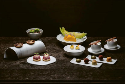Paris -Tokyo: Sharing the culinary DNA. Christian Bau's Michelin-starred cuisine. Over 60 dishes – 12 signature dishes. High-quality equipment Matthaes Verlag