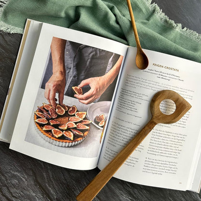 Natürlich ohne Zucker - Kuchen und Desserts mit natürlich süßen Zutaten. Früchte und Nüsse statt Zucker, Honig & Co. Das erste Backbuch ohne Zucker – 90 zuckerfreie Rezepte für alle, die es süß mögen.